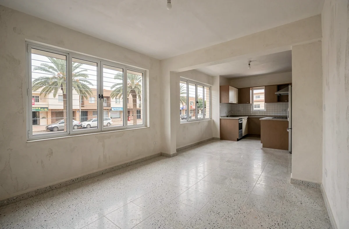 Intérieur d'un appartement vide à louer à Dakar avec fenêtres et vue sur la rue